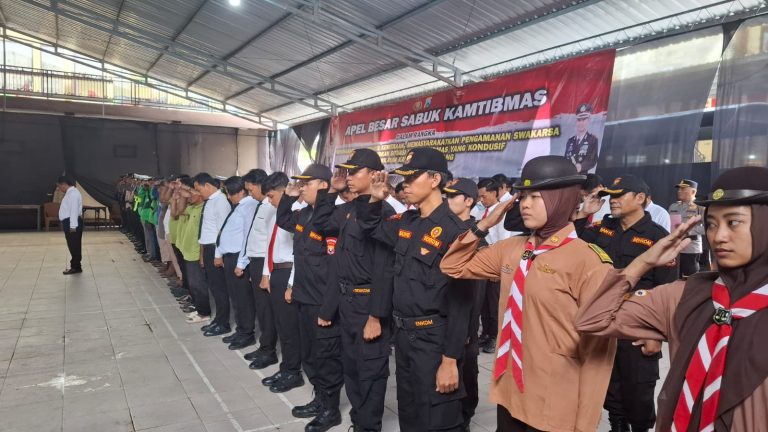 Peserta apel Sabuk Kamtibmas dari berbagai elemen masyarakat di Sampang