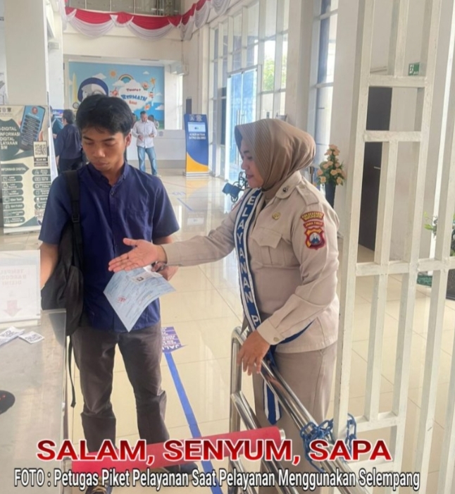 Pelayanan Satpas Colombo Surabaya dengan budaya 3S senyum salam sapa oleh petugas Polantas