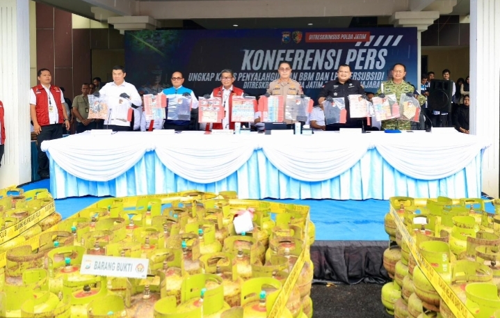 Konferensi pers Polda Jatim terkait pengungkapan kasus BBM dan LPG bersubsidi
