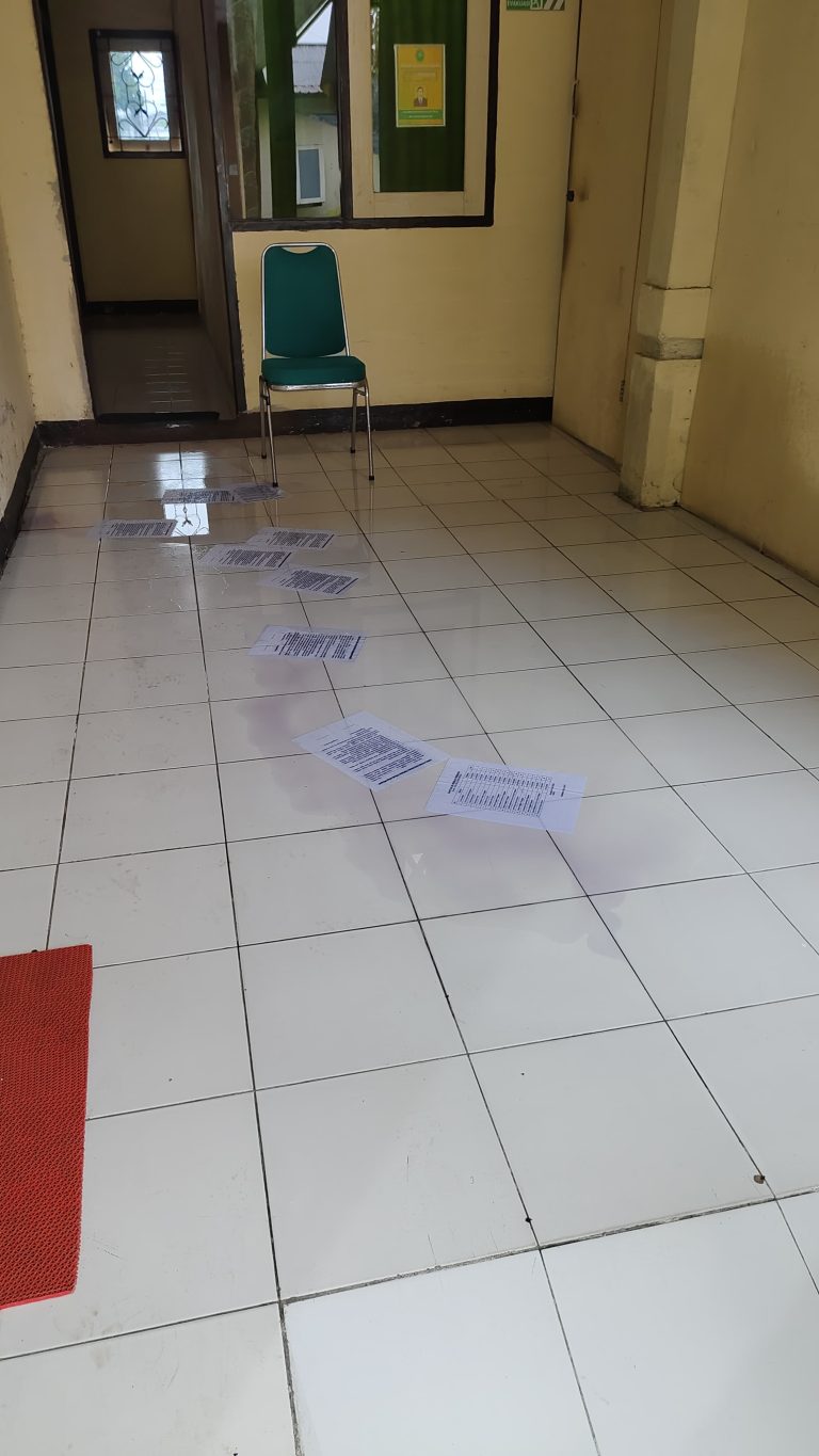 Genangan air terlihat di area dalam gedung Pengadilan Agama Bungku saat hujan mengguyur kawasan Morowali