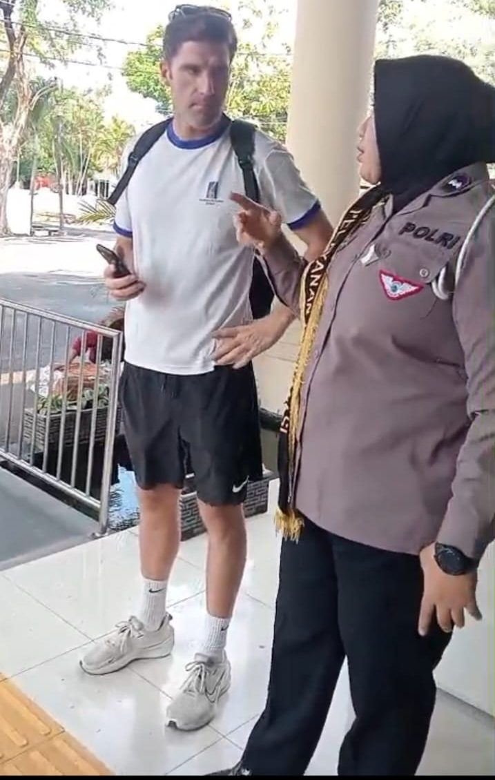 Polwan RTMC Polda Jatim layani WNA di Surabaya