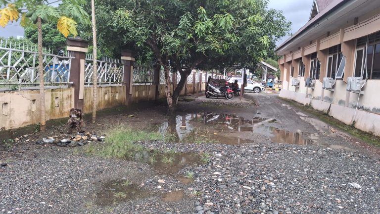 Genangan air di area samping belakang Pengadilan Agama Bungku Morowali setelah hujan