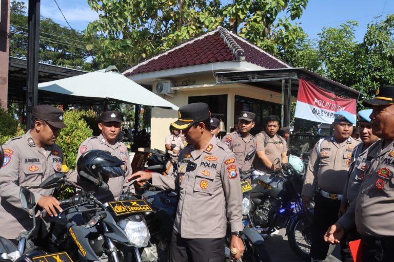 Kapolres Sampang AKBP Hartono cek kendaraan dinas operasional