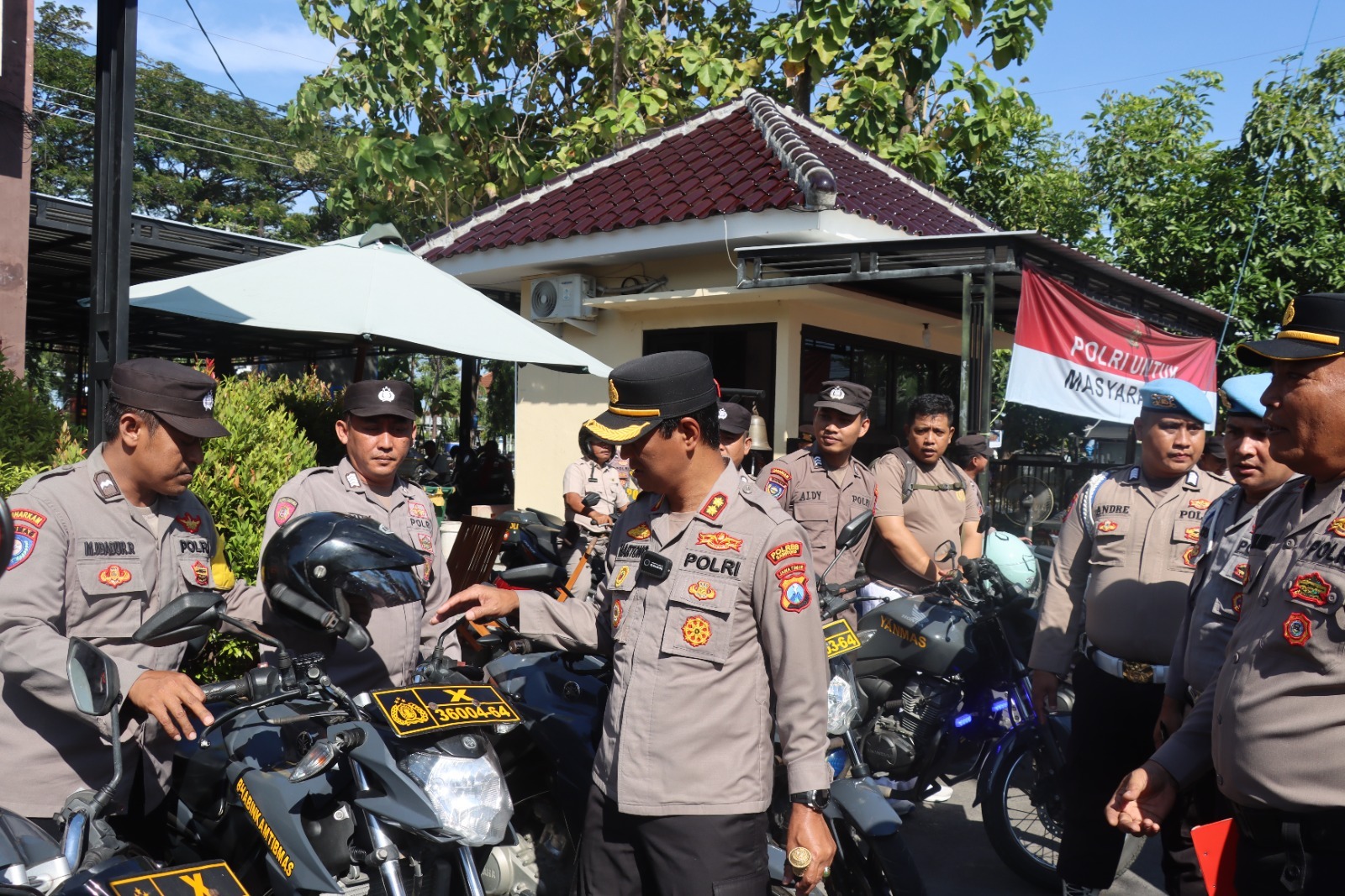 Kapolres Sampang AKBP Hartono cek kendaraan dinas operasional