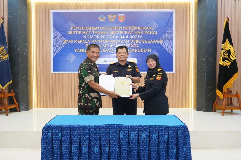 Pangdam XIV Hasanuddin menerima dokumen sertifikat tanah dari Kanwil DJBC Sulbagsel di Makassar