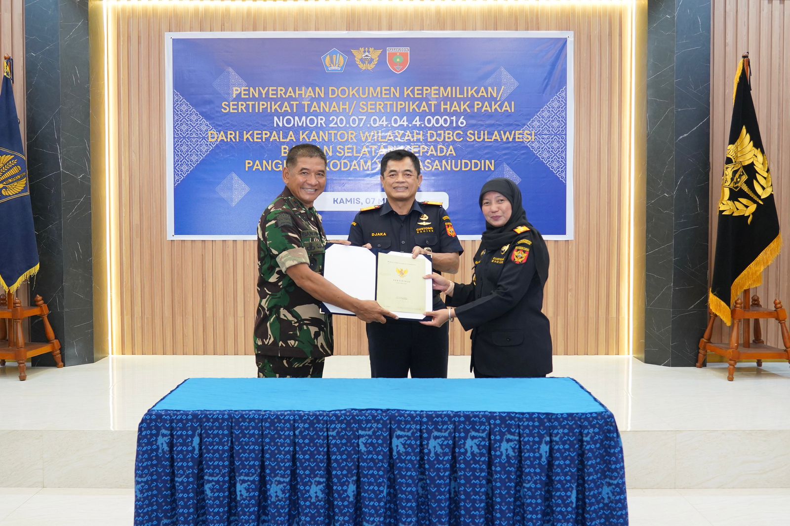 Pangdam XIV Hasanuddin menerima dokumen sertifikat tanah dari Kanwil DJBC Sulbagsel di Makassar