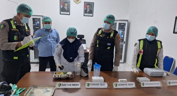 Petugas Sidokkes Polres Pasuruan Kota memeriksa higienitas makanan MBG 2026