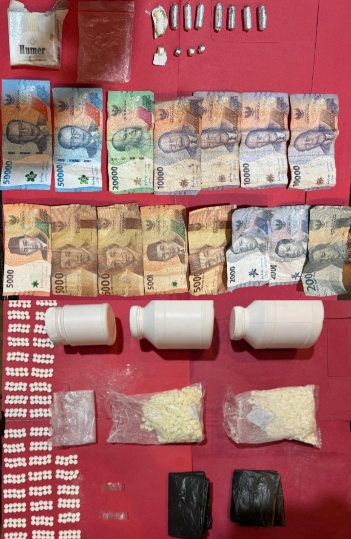 Barang bukti ribuan pil dobel L dan uang tunai hasil pengungkapan Satresnarkoba Polres Mojokerto di Gondang