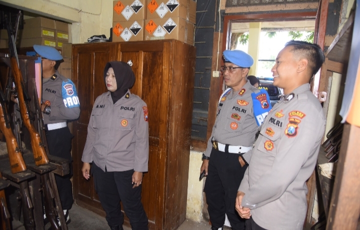 Tim Bidpropam Polda Jatim memeriksa senjata api dinas personel Polres Bondowoso dalam supervisi kelayakan senpi
