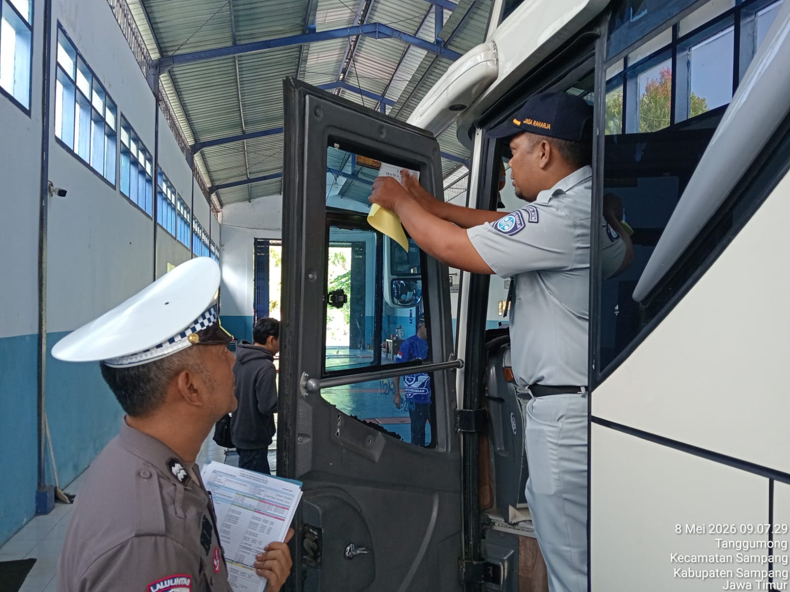 Petugas Satlantas Polres Sampang melakukan pemeriksaan bus calon jamaah haji di UPT Pengujian Kendaraan Bermotor Kabupaten Sampang