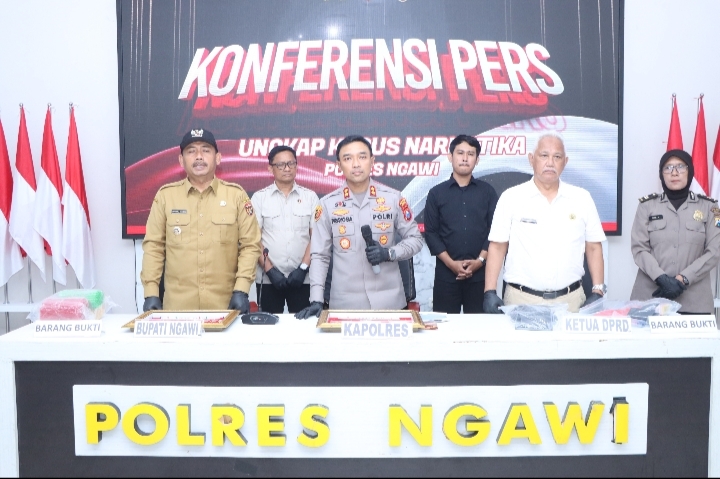 Konferensi pers Polres Ngawi terkait pengungkapan kasus narkoba dan penyitaan sabu 223 gram