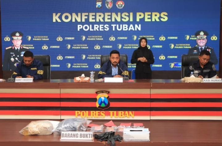 Satreskrim Polres Tuban mengamankan tersangka kasus peredaran uang palsu di Pasar Wage Grabagan