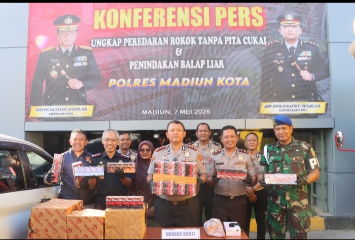 Petugas Polres Madiun Kota menunjukkan barang bukti jutaan batang rokok ilegal hasil pengungkapan kasus cukai