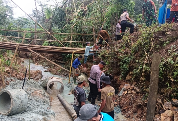 Peletakan batu pertama pembangunan Jembatan Merah Putih Presisi di Trenggalek