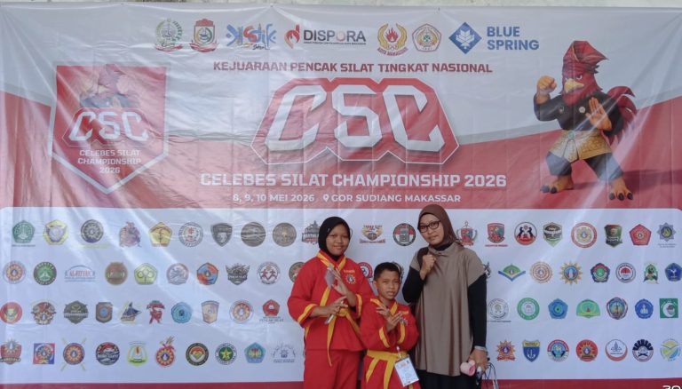 Dua atlet Tapak Suci Takalar bersama pelatih di Celebes Silat Championship 2026 Makassar