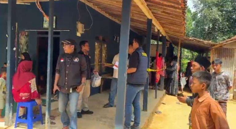 Petugas kepolisian saat melakukan olah TKP penemuan pria meninggal di Kedungdung Sampang