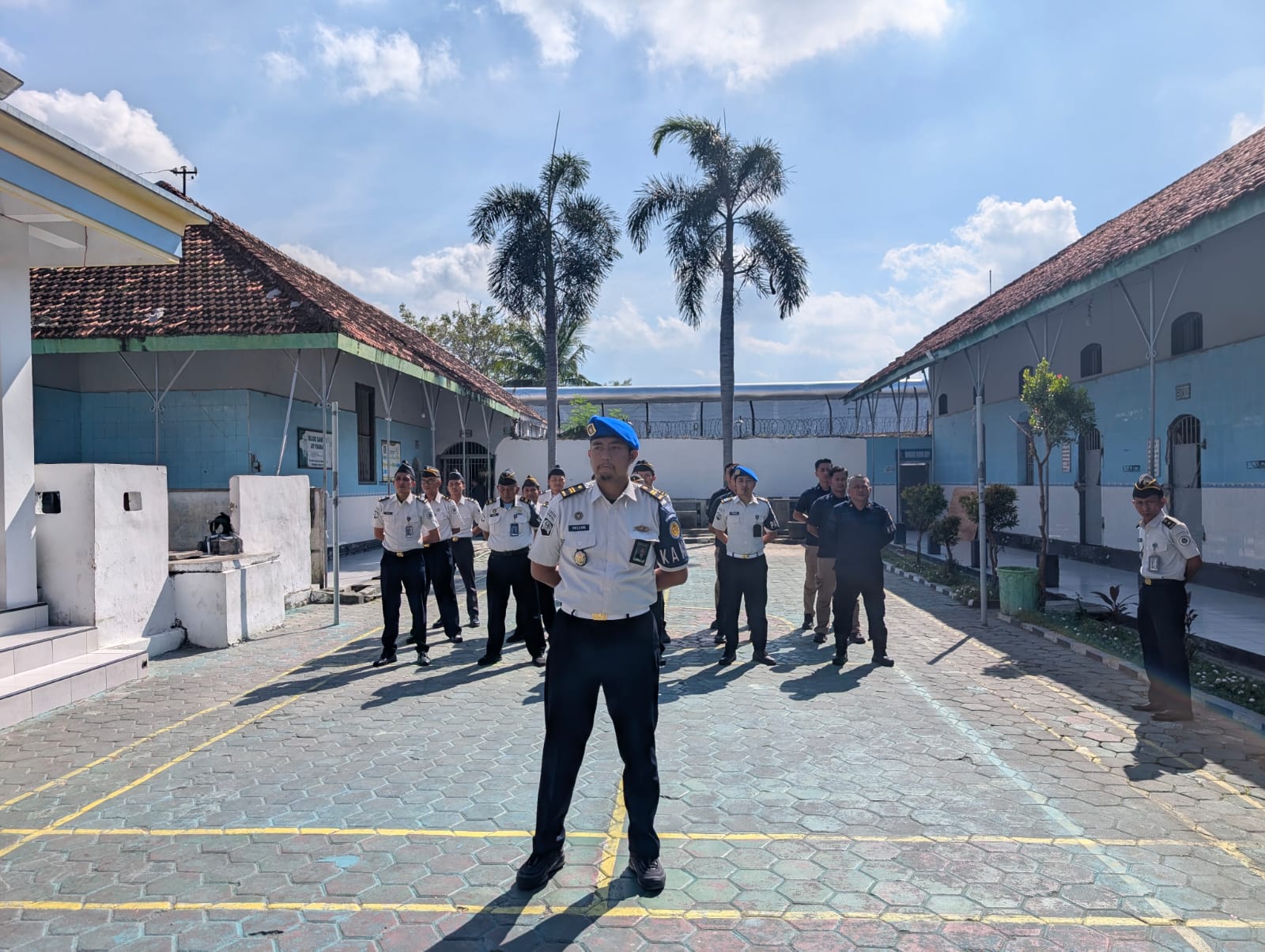 Petugas Lapas Sampang bersama APH saat apel komitmen Halinar dan razia gabungan