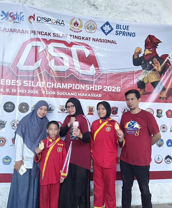 Atlet Tapak Suci Takalar bersama pelatih usai meraih medali di CSC 2026 Makassar