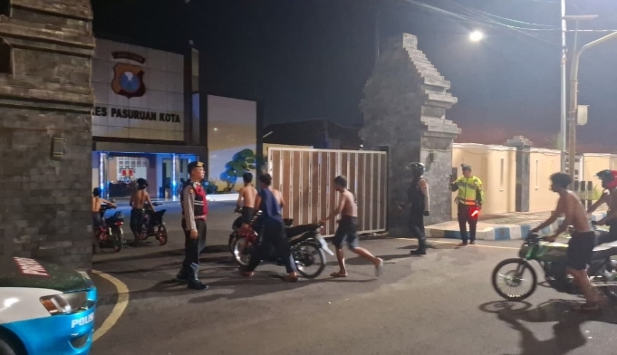 Personel Polres Pasuruan Kota melaksanakan patroli pleton siaga di wilayah rawan balap liar