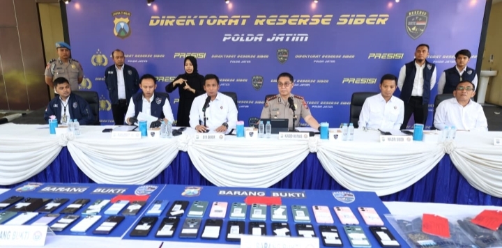 Konferensi pers pengungkapan sindikat penipuan online oleh Direktorat Siber Polda Jatim