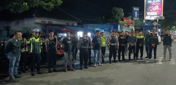 Personel Polres Jember mengamankan kegiatan latihan bersama PSHT di Kabupaten Jember