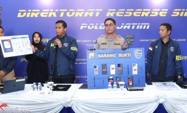 Konferensi pers Ditressiber Polda Jatim terkait pengungkapan kasus layanan OTP ilegal