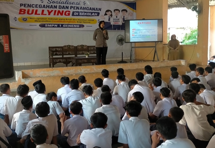 Sosialisasi bahaya bullying dan narkoba oleh Polsek Geneng di SMPN 1 Geneng Ngawi