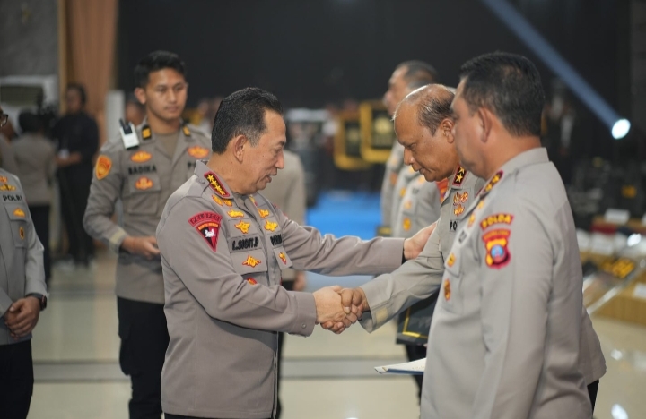 Kapolda Jatim menerima penghargaan pengelolaan BMN terbaik tingkat nasional