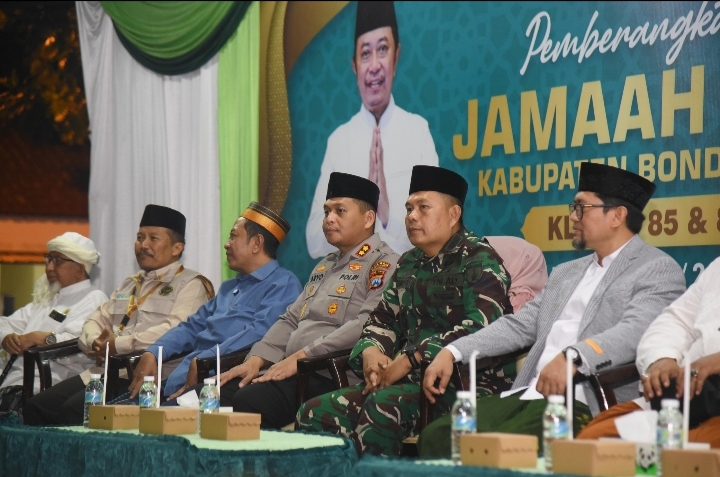 Kapolres Bondowoso mengawal keberangkatan jamaah haji di Pendopo RBA Ki Ronggo