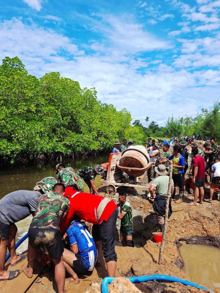 Personel Kodim 1430 Konawe Utara bersama warga membangun jembatan penghubung Lembo dan Sawa