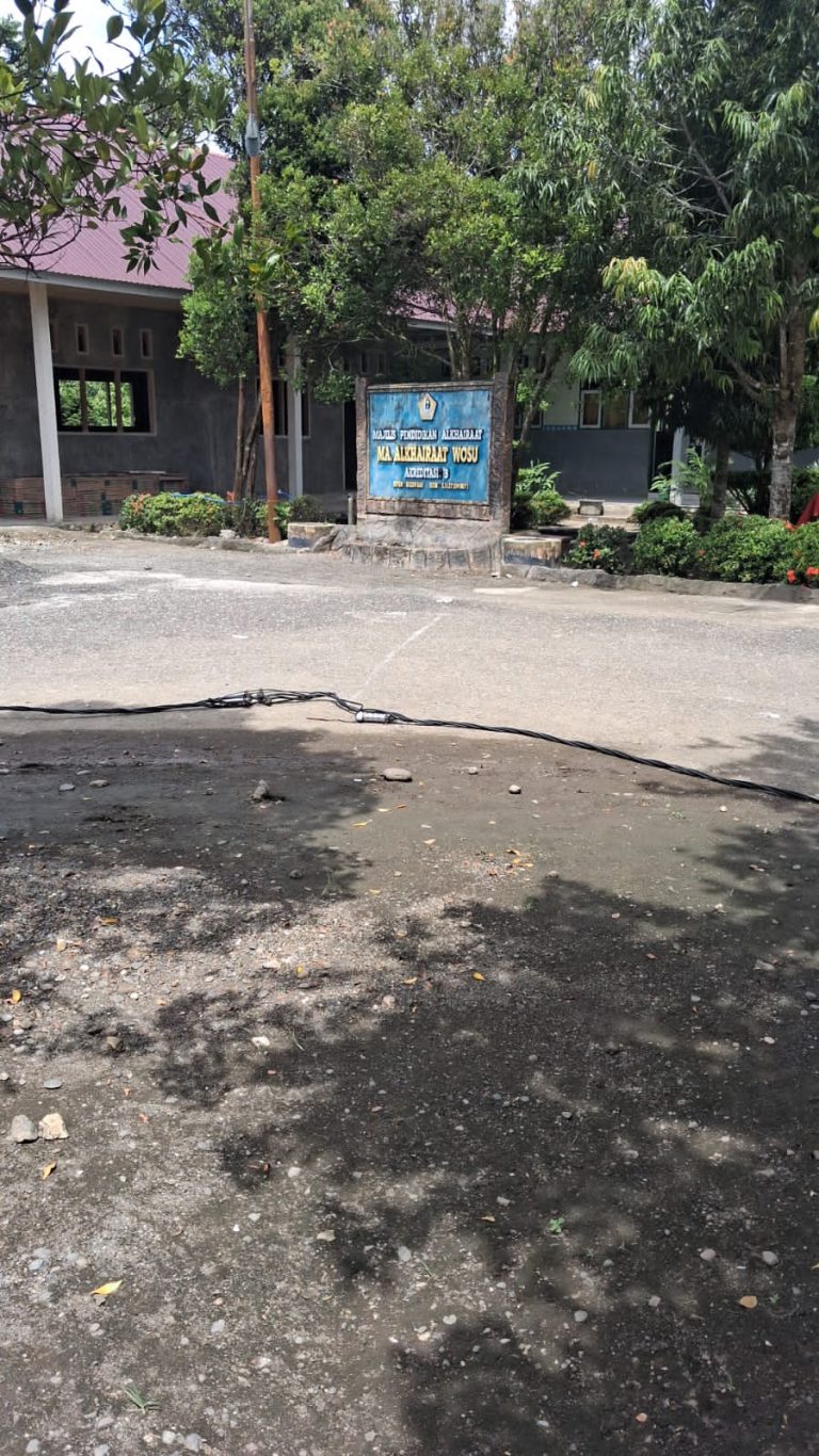 Kabel listrik melintang di depan lingkungan MA Alkhairaat Wosu Kecamatan Bungku Barat Kabupaten Morowali