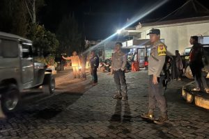 Personel Polres Probolinggo melakukan pengamanan di kawasan wisata Gunung Bromo