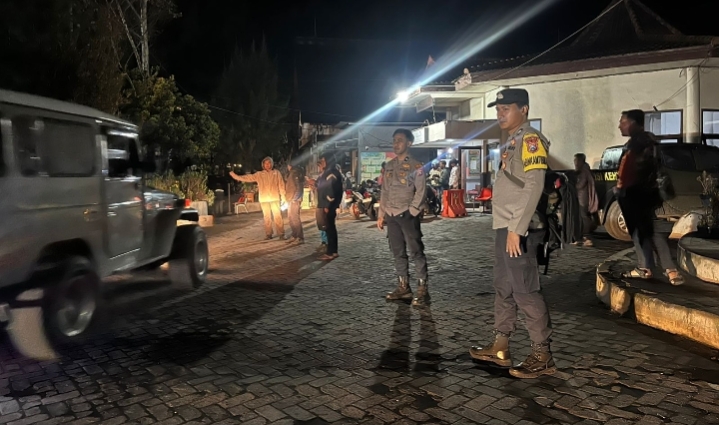 Personel Polres Probolinggo melakukan pengamanan di kawasan wisata Gunung Bromo