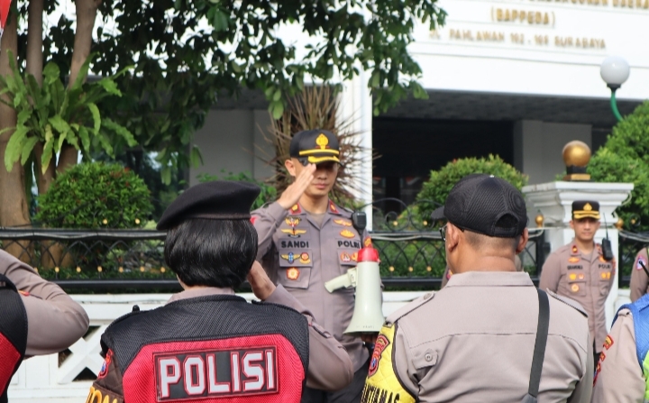 Wakapolrestabes Surabaya memimpin pengamanan pawai bunga HUT Kota Surabaya 2026