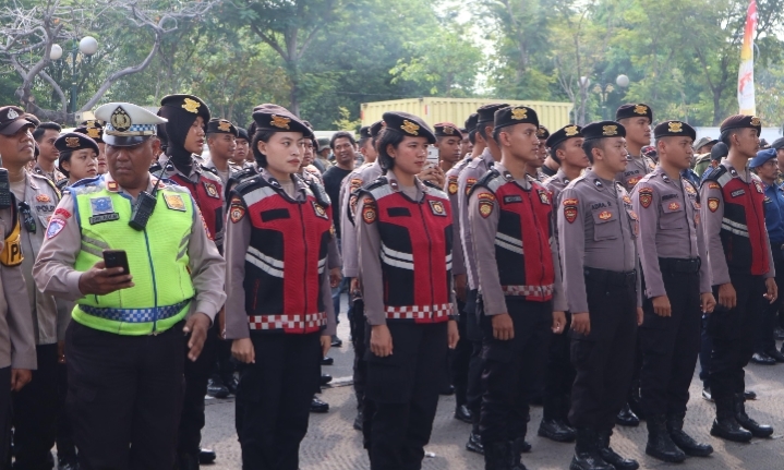 Personel Polrestabes Surabaya disiagakan untuk pengamanan pawai bunga HUT Kota Surabaya