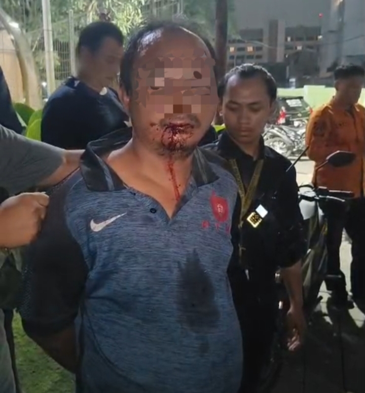 Petugas kepolisian melakukan penanganan kasus dugaan pencabulan saat Surabaya Vaganza di Surabaya
