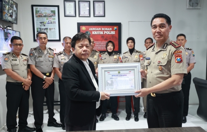 Kabid Humas Polda Jatim menerima apresiasi atas keterbukaan informasi publik