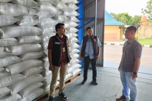 Satgas Pangan Polres Ngawi melakukan pengecekan stok beras dan jagung di gudang Bulog