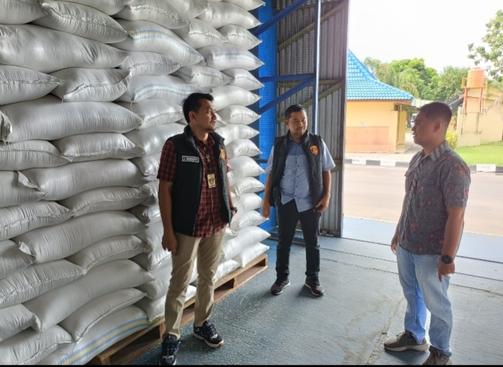 Satgas Pangan Polres Ngawi melakukan pengecekan stok beras dan jagung di gudang Bulog