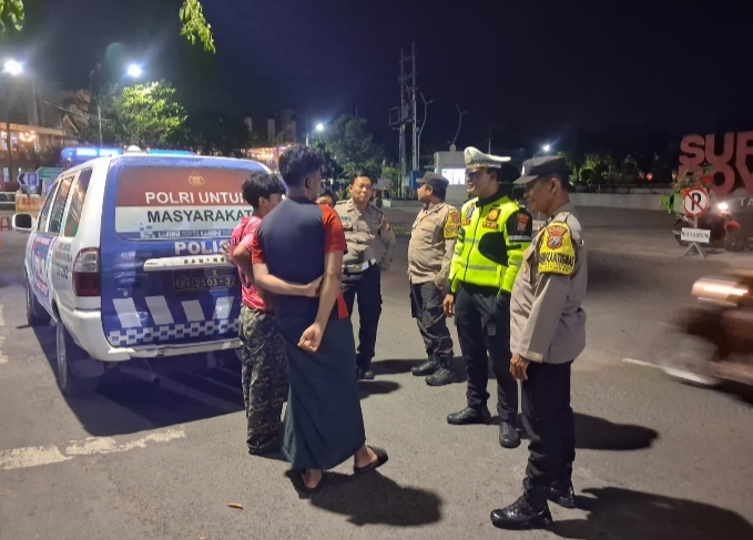 Patroli dialogis Polres Pelabuhan Tanjungperak mengimbau warga pesisir Surabaya waspadai banjir rob