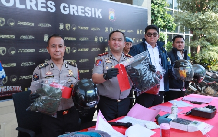 Polres Gresik mengamankan delapan oknum suporter yang diduga terlibat pengeroyokan di Kebomas Gresik