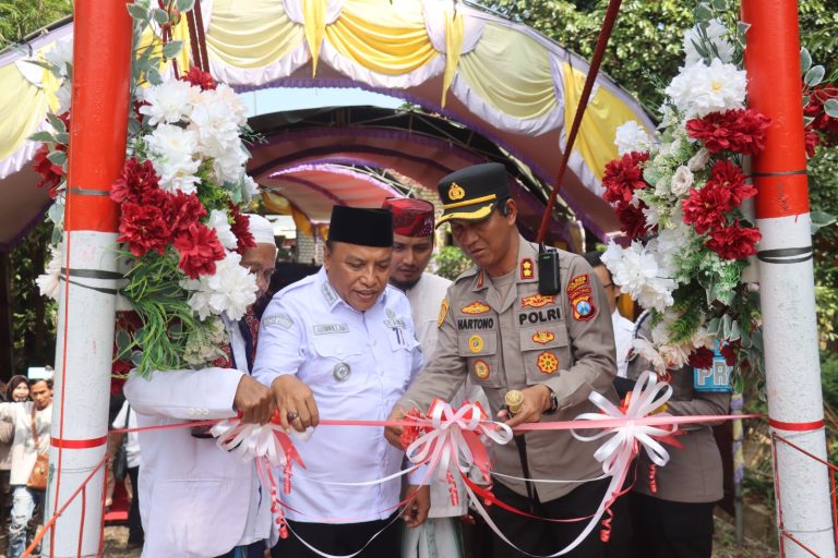 Kapolres Sampang AKBP Hartono meresmikan Jembatan Merah Putih di Desa Tanggumong