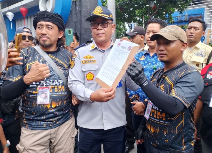 Demo ribuan driver ojol di DPRD Jawa Timur desak pengesahan RUU Transportasi Online