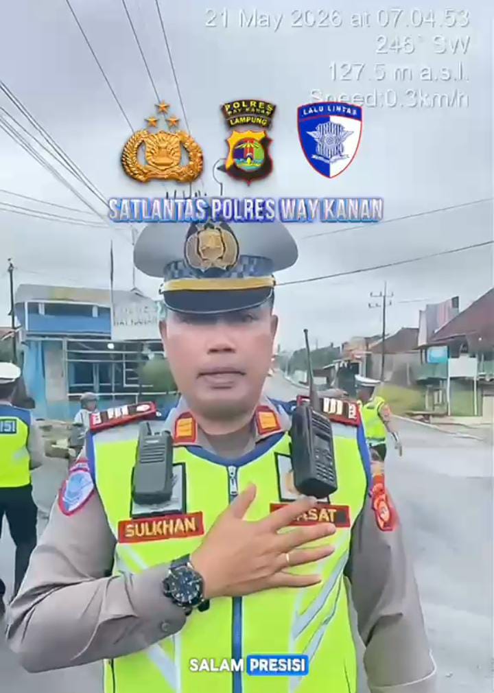 Satlantas Polres Way Kanan memantau arus lalulintas pagi di Blambangan Umpu