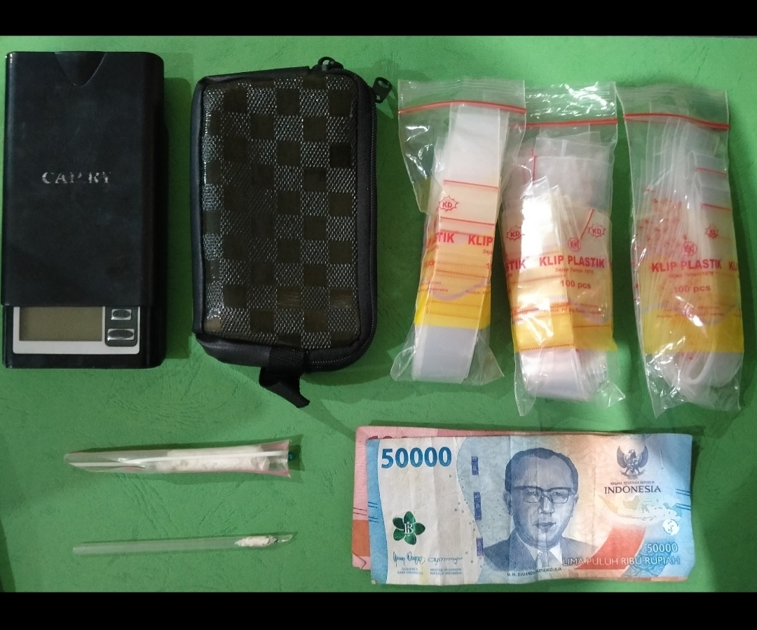 Polrestabes Surabaya mengamankan pengedar sabu asal Sampang dengan barang bukti 42,9 gram sabu