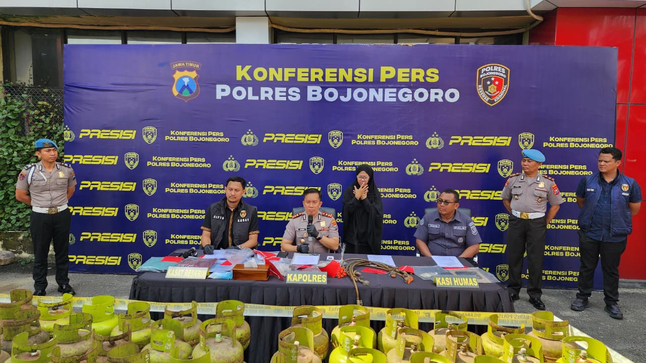 Polres Bojonegoro mengamankan tersangka pengoplos LPG subsidi beserta ratusan tabung gas