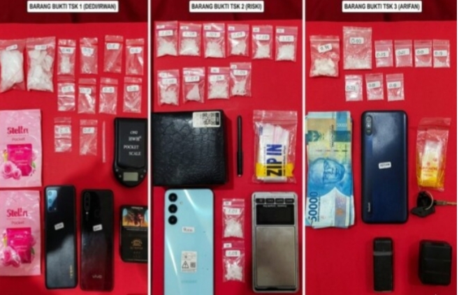 Barang bukti sabu dan sejumlah alat pendukung yang diamankan Satresnarkoba Polres Pasuruan dari tiga tersangka kasus narkotika di Kabupaten Pasuruan