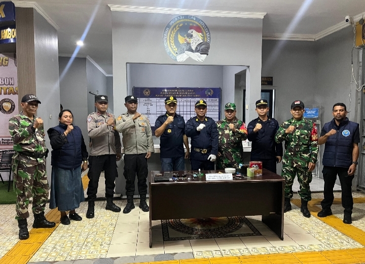 Petugas Rutan Ambon bersama TNI dan Polri menggelar razia gabungan serta tes urine warga binaan di Maluku