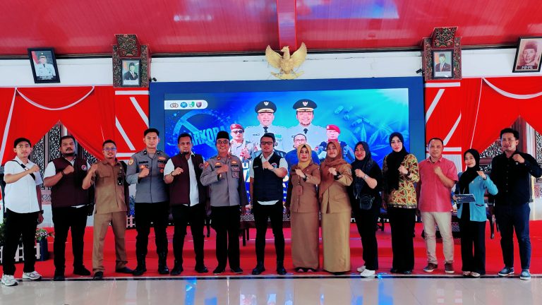 Kasat Resnarkoba Polres Sampang bersama peserta seminar dan berbagai elemen masyarakat dalam gerakan kolaborasi anti narkoba di Pendopo Trunojoyo