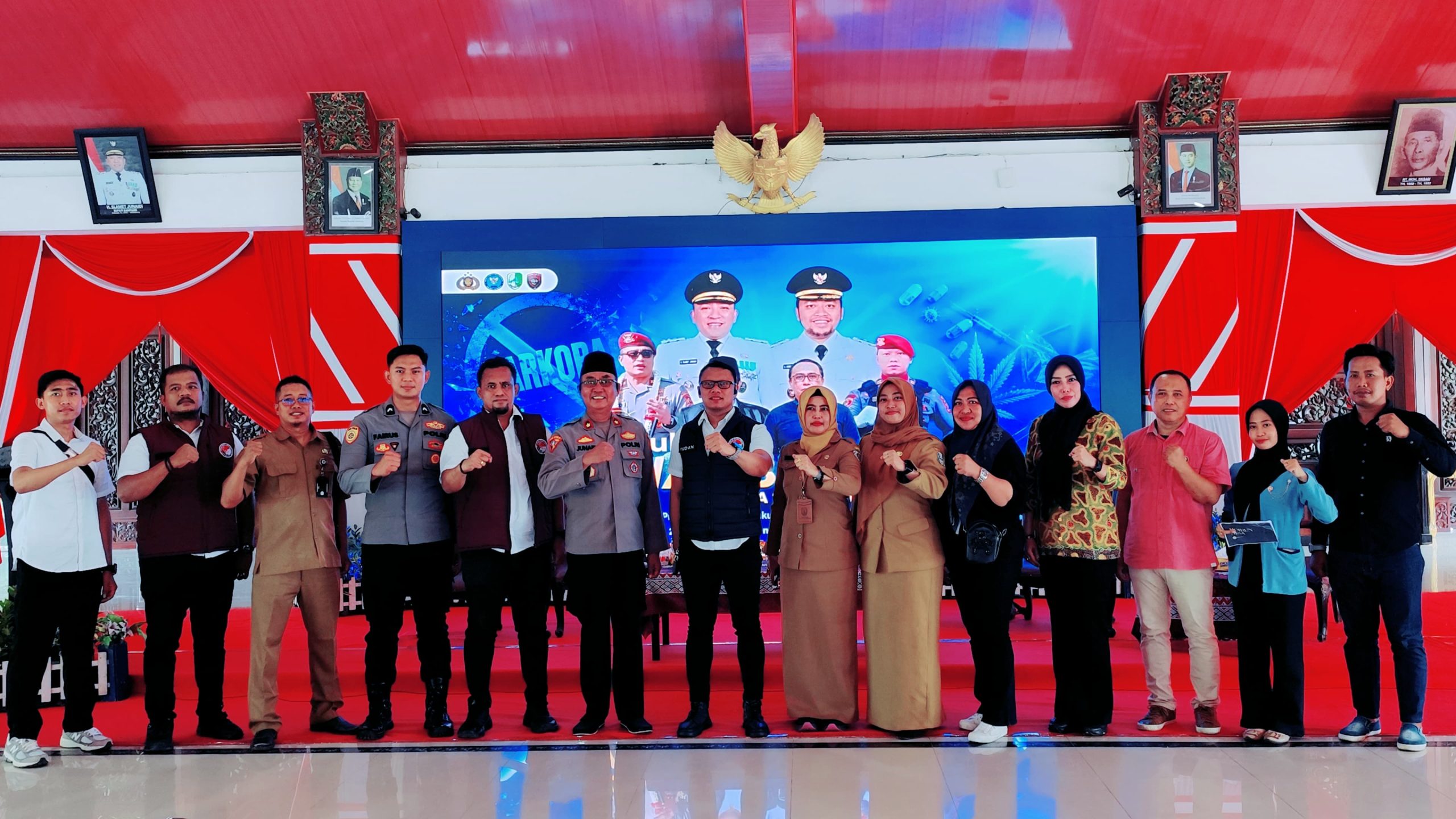 Kasat Resnarkoba Polres Sampang bersama peserta seminar dan berbagai elemen masyarakat dalam gerakan kolaborasi anti narkoba di Pendopo Trunojoyo